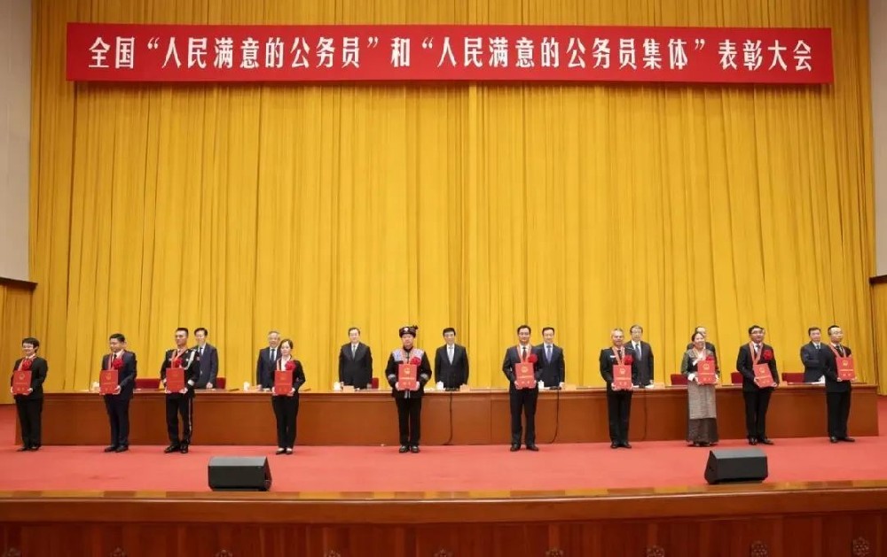 中譯英|人民滿(mǎn)意的公務(wù)員、跨海高鐵、電力裝備綠色低碳發(fā)展、網(wǎng)絡(luò )文明