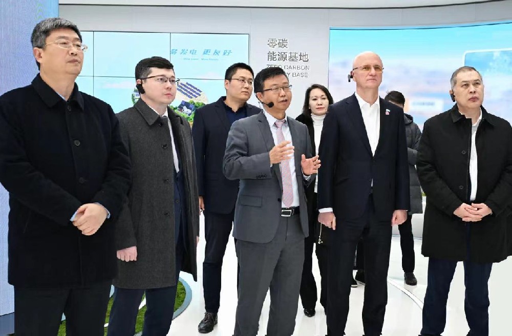 安徽譯博翻譯負責人陪同哈薩克斯坦第一副總理羅曼·斯克利亞爾訪(fǎng)問(wèn)陽(yáng)光新能源